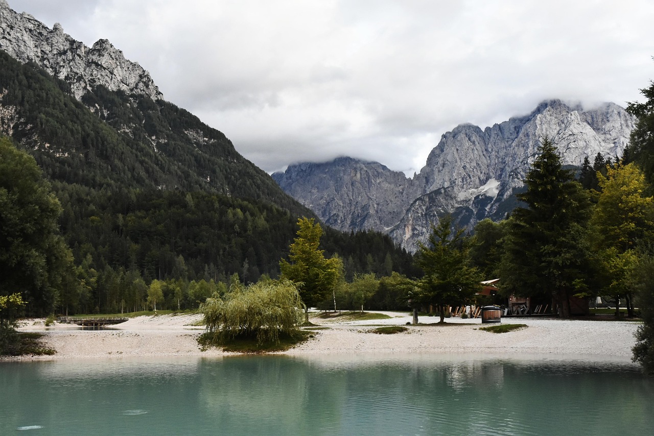 Jezero Jasna: Alpski biser v objemu gora
